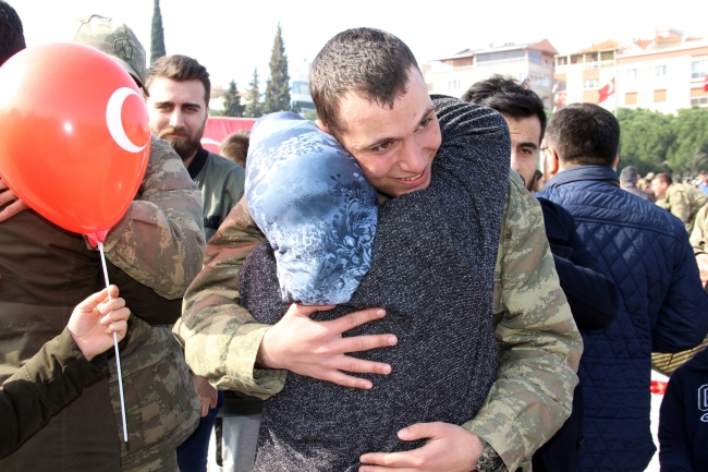 Komandolardan zeybek, horon ve halay performansı